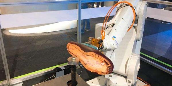 某鞋廠 以2000轉(zhuǎn)速度將鞋底放在打磨機(jī)下面打磨，沒有想到會(huì)這樣的