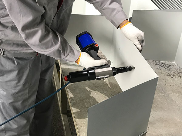 奧特冷機使用SN-875拉帽槍應(yīng)用現(xiàn)場