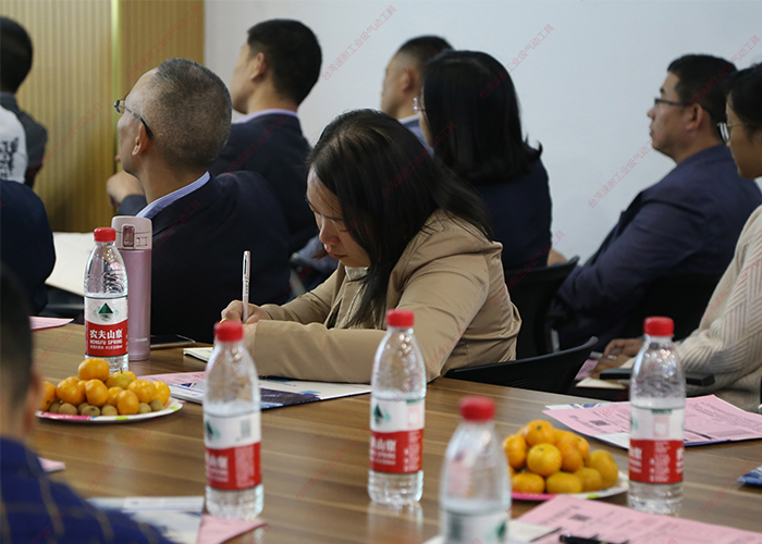 臺(tái)灣速耐認(rèn)真做筆記