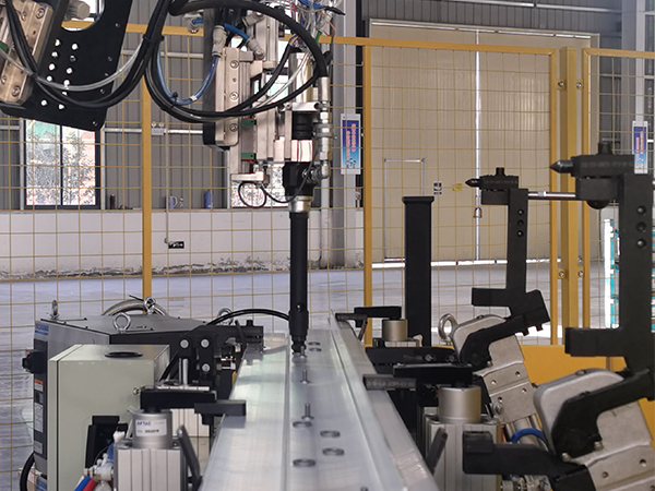 自動(dòng)拉鉚技術(shù)在汽車(chē)制造中的應(yīng)用與優(yōu)勢(shì)